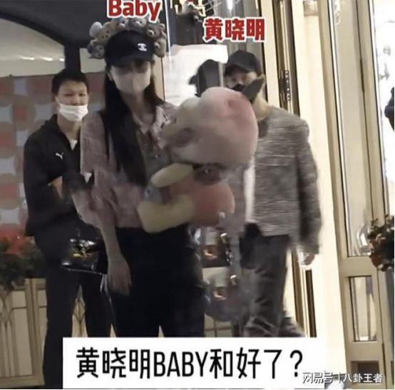 叶柯好惨！黄晓明baby首合体！一家3口逛迪士尼，穿情侣装要复合