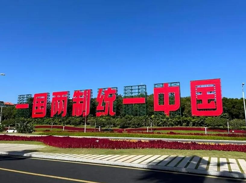 蓝心小V进化，液态玻璃UI登场！vivo OriginOS 7全体验：端侧AI，从流畅走向智能
