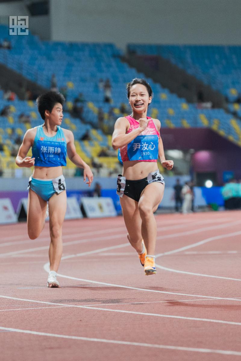 一日双金!深圳小将尹汝心刷新个人最佳,加冕青运会百米冠军
