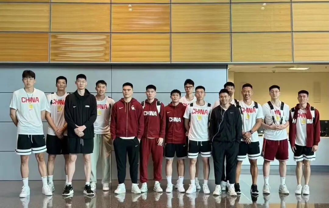 中国男篮在卡塔尔给赵继伟庆生,杨瀚森仍然进入不了NBA轮换,付豪谈赛季目标以及自身不足