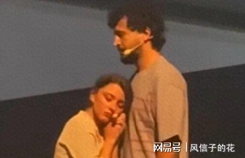 伊朗一名女演员在舞台上将头靠在了一名男演员身上，遭检方调查